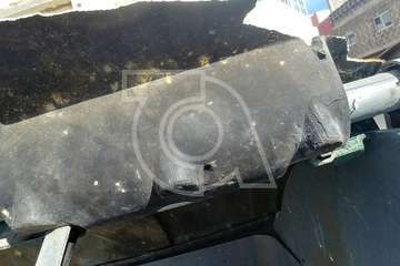 El destrozo de la tapa de un contenedor causa malos olores e insectos en Las Huesas (Foto TA)